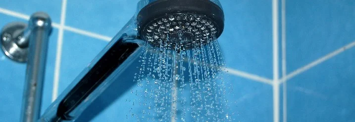 Duschkopf mit herausströmendem Wasser